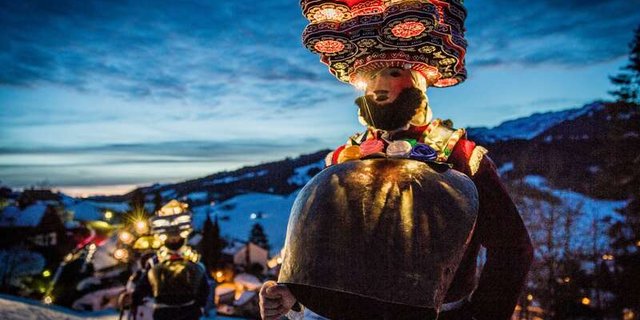 Im Kanton Appenzell haben die Silvesterchlause mit ihren imposanten Hauben Tradition. (Bild Appenzellerland Tourismus)