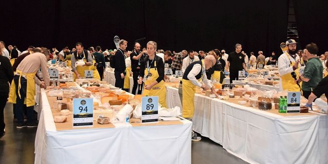 Gestern wurde die Käseweltmeisterschaft auf dem BEA-Gelände in Bern eröffnet. 5000 Käse werden degustiert, um daraus den «World Champion Cheese» zu küren. 
