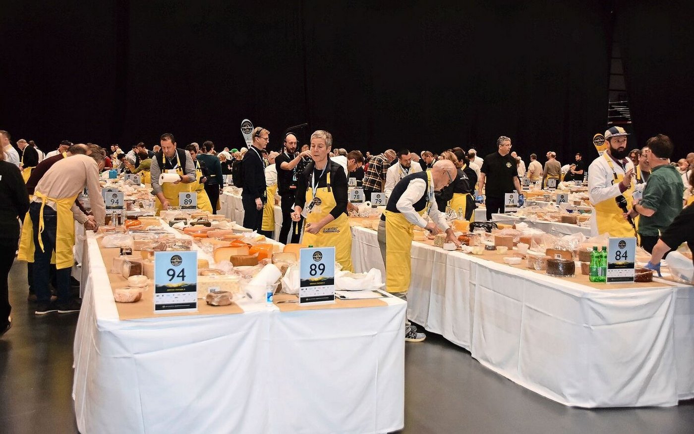 Gestern wurde die Käseweltmeisterschaft auf dem BEA-Gelände in Bern eröffnet. 5000 Käse werden degustiert, um daraus den «World Champion Cheese» zu küren. 