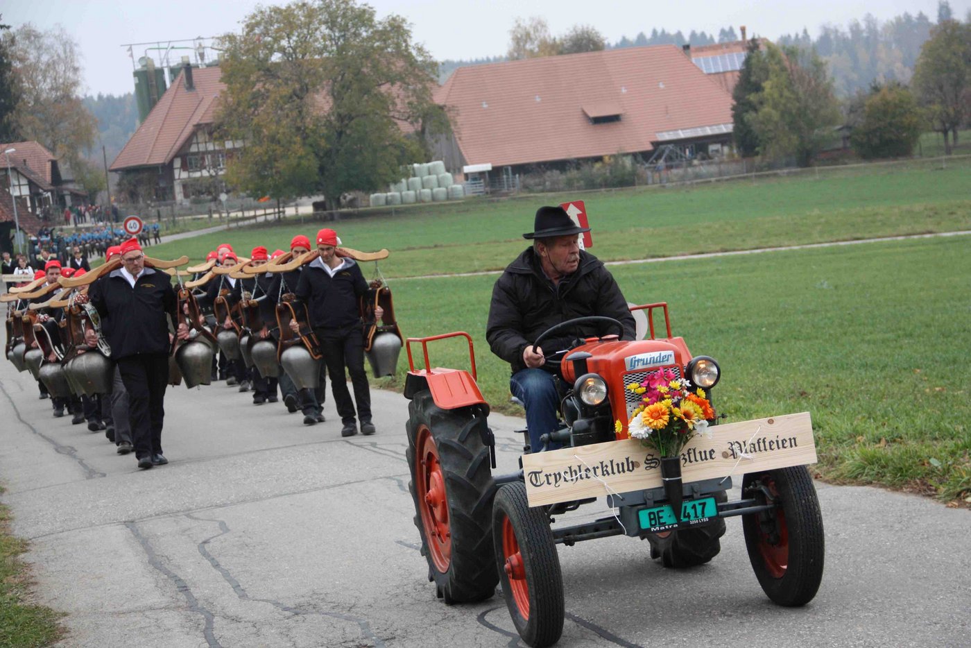 Gar mit zwei Treicheln absolvierten die Spitzfluetreichler, Plaffeien den Umzug; eine wahrer Kraftakt. 