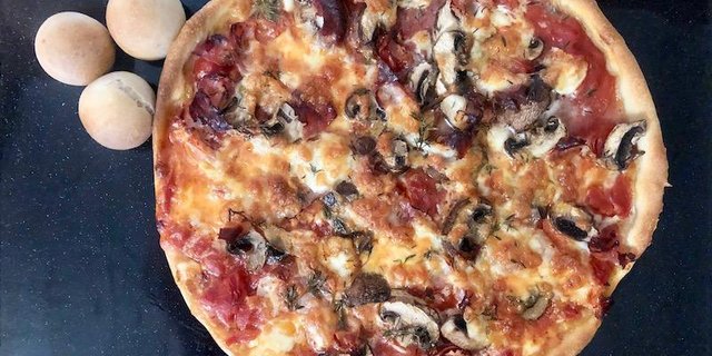 Bier-Pizzateig macht einen schön knusprigen Boden. Aus Resten gibt es feine Aperobrötchen. (Bilder et)