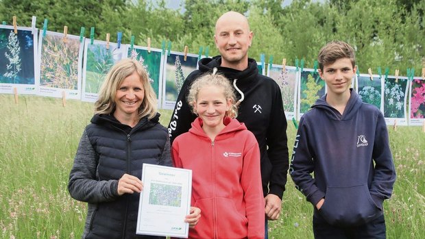 Sabine, Marlin, Raff Sabine, Marlin, Raffi und Florin Venica freuen sich über den Erfolg ihrer Wiese und das Diplom.