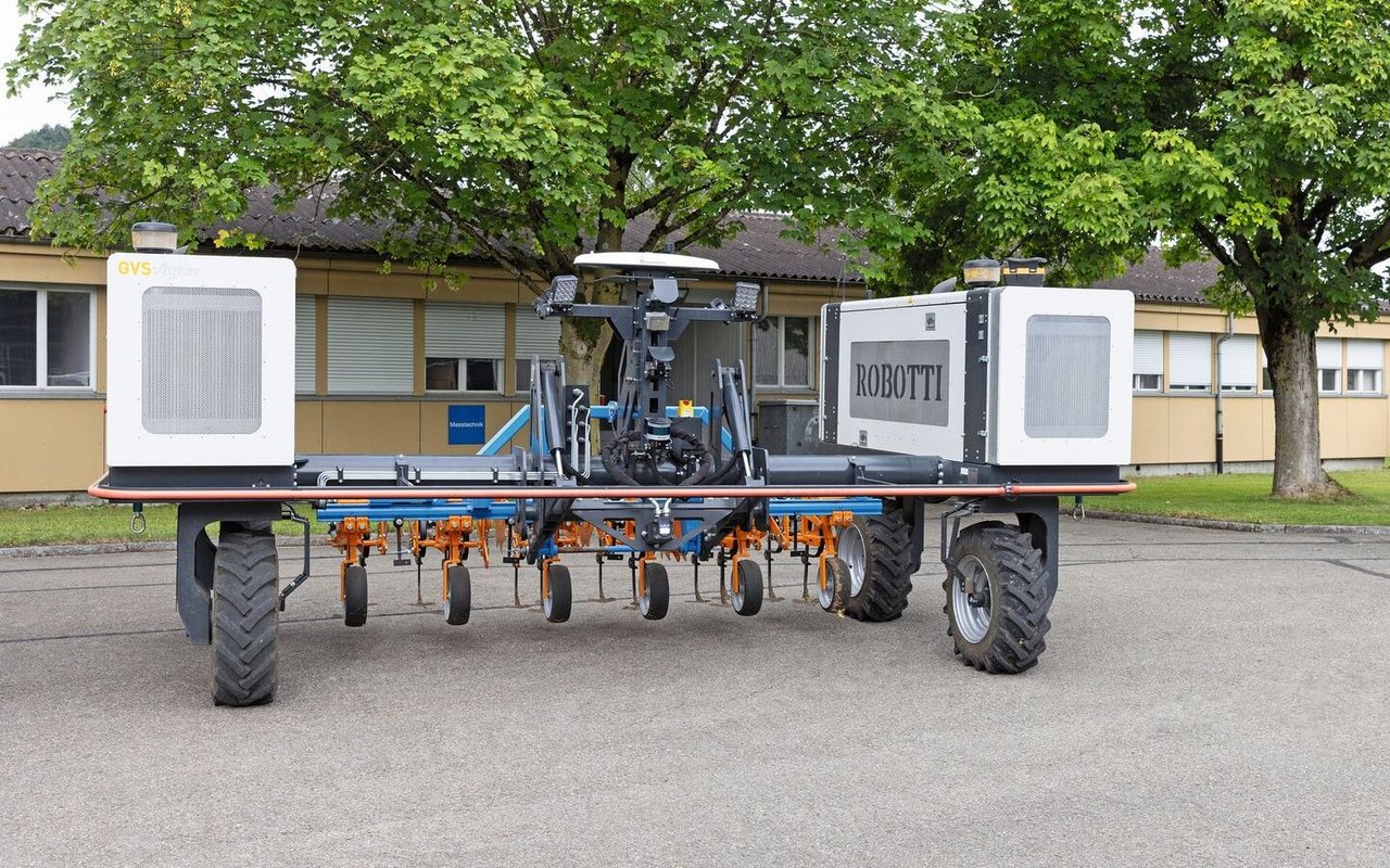 An der Swiss Future Farm SFF hat es mit dem 150 PS starken Robotti aus Dänemark auch einen autonomen Feldroboter.Sein Einsatzbereich liegt vor allem dort, wo er beispielsweise mit Hackarbeit Arbeitskräfte bei der Handarbeit entlastet.