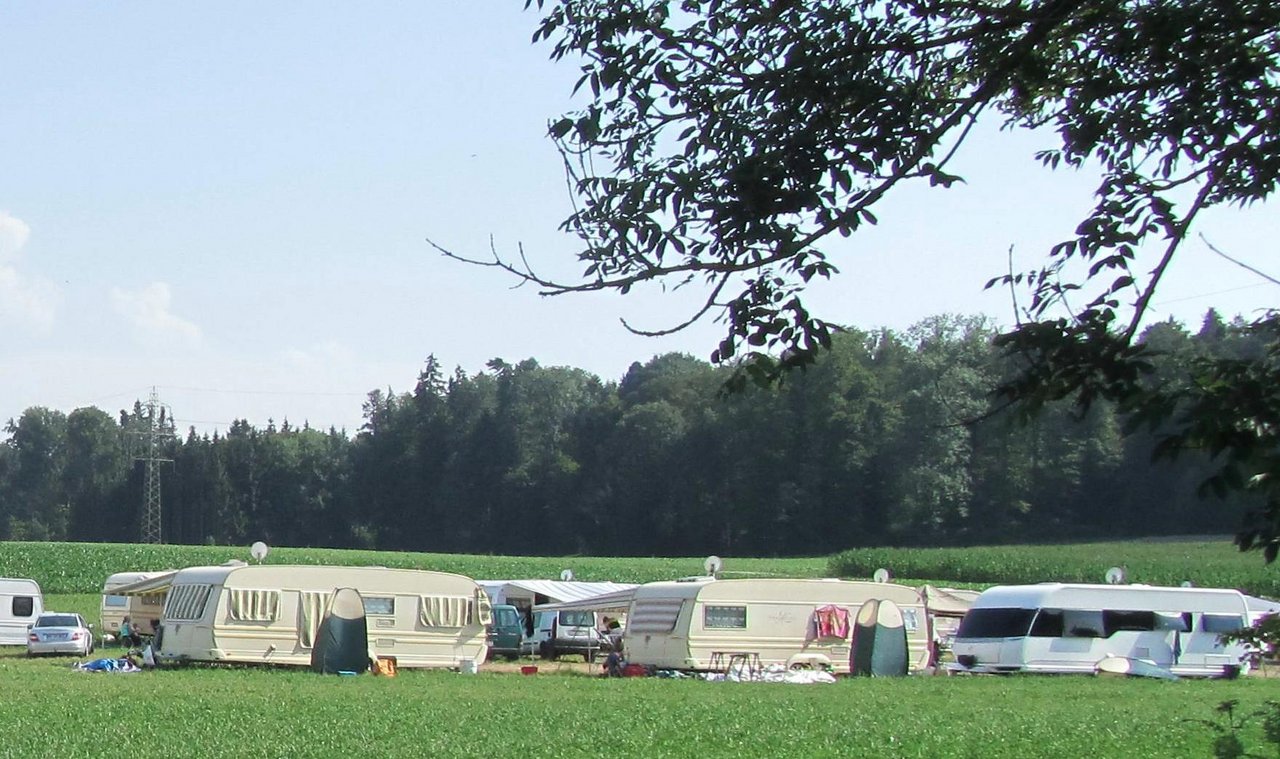 Fahrende machen einen Spontanhalt auf einer Landwirtschaftsfläche im Aargau. (Bilder zVg)