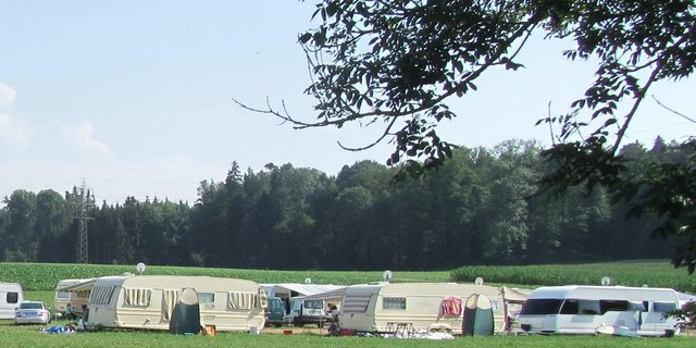 Fahrende machen einen Spontanhalt auf einer Landwirtschaftsfläche im Aargau. (Bilder zVg)
