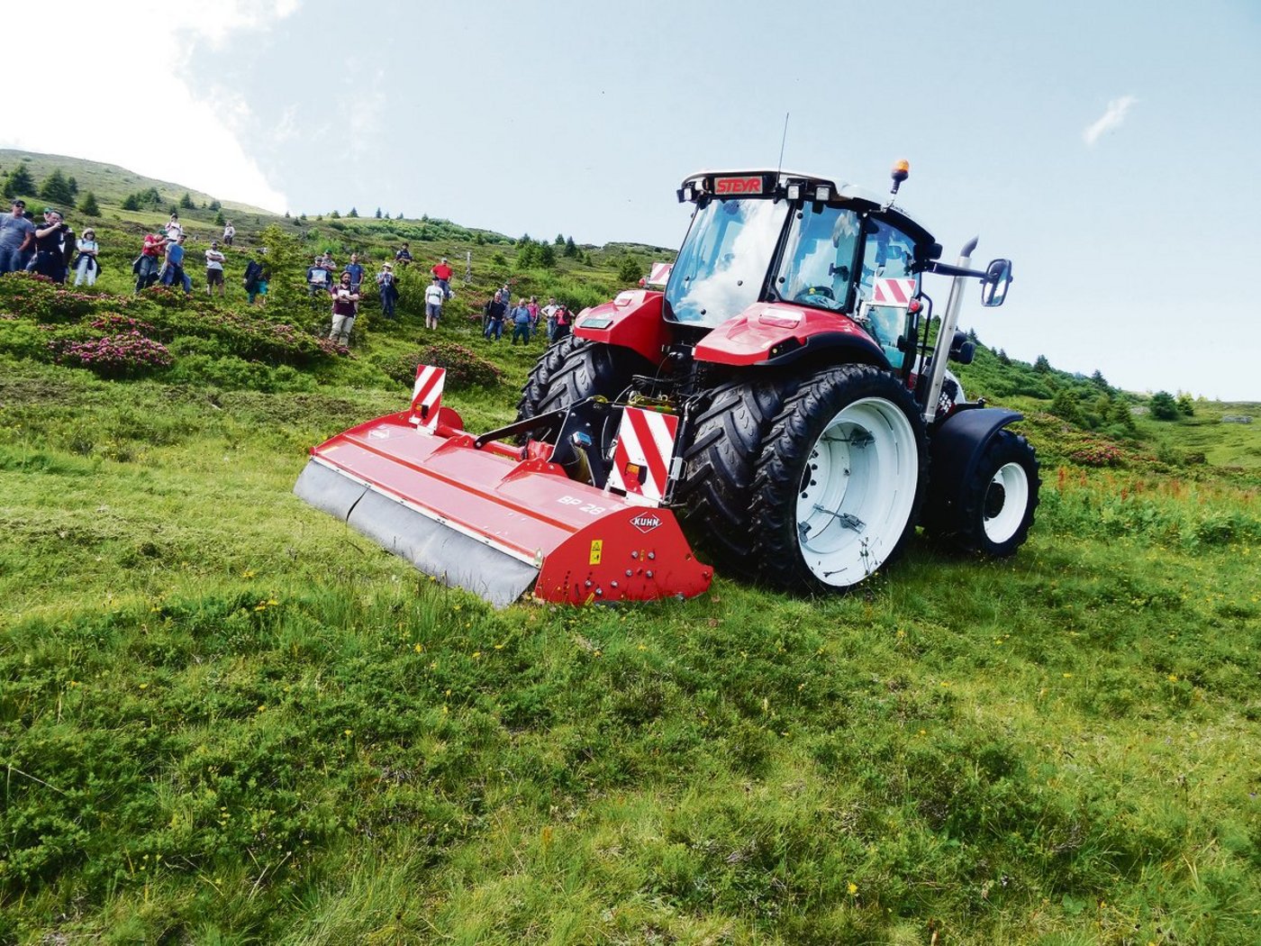 Mulchen ist auf verschiedene Arten möglich: Es gibt Maschinen, welche den Boden schonen und nur unerwünschte Arten schlegeln (Bild links). Nach dem Einsatz des Forstmulchgeräts (rechts) war die ganze Flora weg und der Boden sozusagen planiert.(Bilder Vrena Crameri-Daeppen)