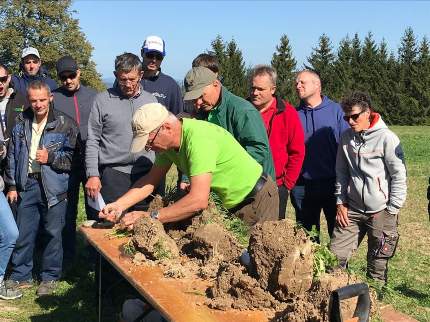 Dietmar Näser (im hellgrünen T-Shirt) ist ein gefragter Referent beim Thema Bodenleben. Hier am Bodenfruchtbarkeitstag des Strickhofs 2019. (Bild Alexandra Stückelberger)