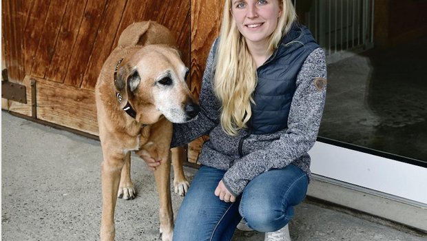 Susanne Gerber-Zwygart mit ihrer Hündin India. Die Bäuerin hat in ihrer Hundepension Platz für weitere 19 Hunde. (Bild Barbara Heiniger)