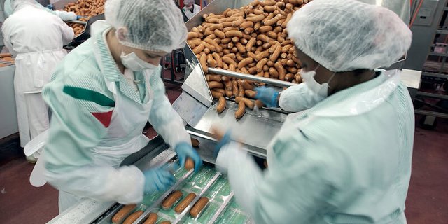 Mit dem Verkauf des Wurstwarengeschäfts gehen die beiden Produktionsbetriebe in Börger und Suhl mit den Mitarbeitende an die Zur Mühlen Gruppe. (Symbolbild Bell)