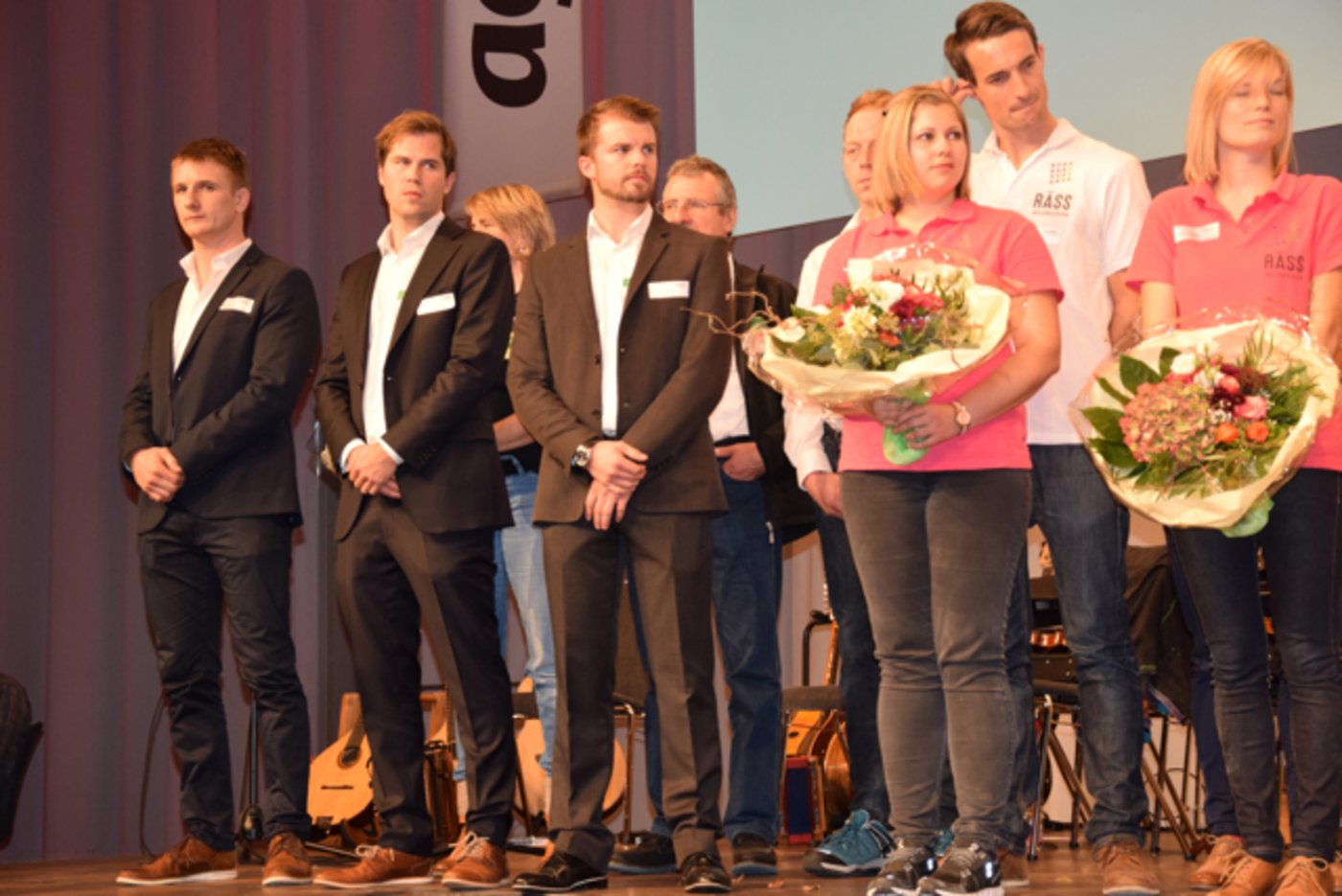 Gespannt warten alle auf die Verkündigung der Hauptpreises durch Ueli Maurer.