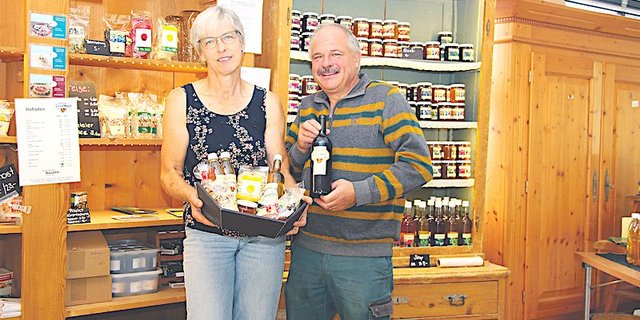 Christine und Hans Amsler in ihrem Hofladen. Im Lockdown wurde ihr Laden überrannt, ab Sommer wurde es ruhiger. (Bild Hans Rüssli)