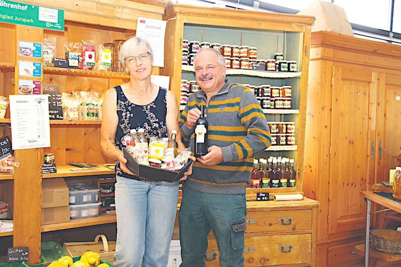 Christine und Hans Amsler in ihrem Hofladen. Im Lockdown wurde ihr Laden überrannt, ab Sommer wurde es ruhiger. (Bild Hans Rüssli)