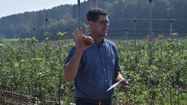 Ralph Gilg, Präsident des Thurgauer Obstverbandes, erklärt, wie ein Apfel aussehen muss, damit er im Laden gekauft wird. (Bilder Stefanie Giger)