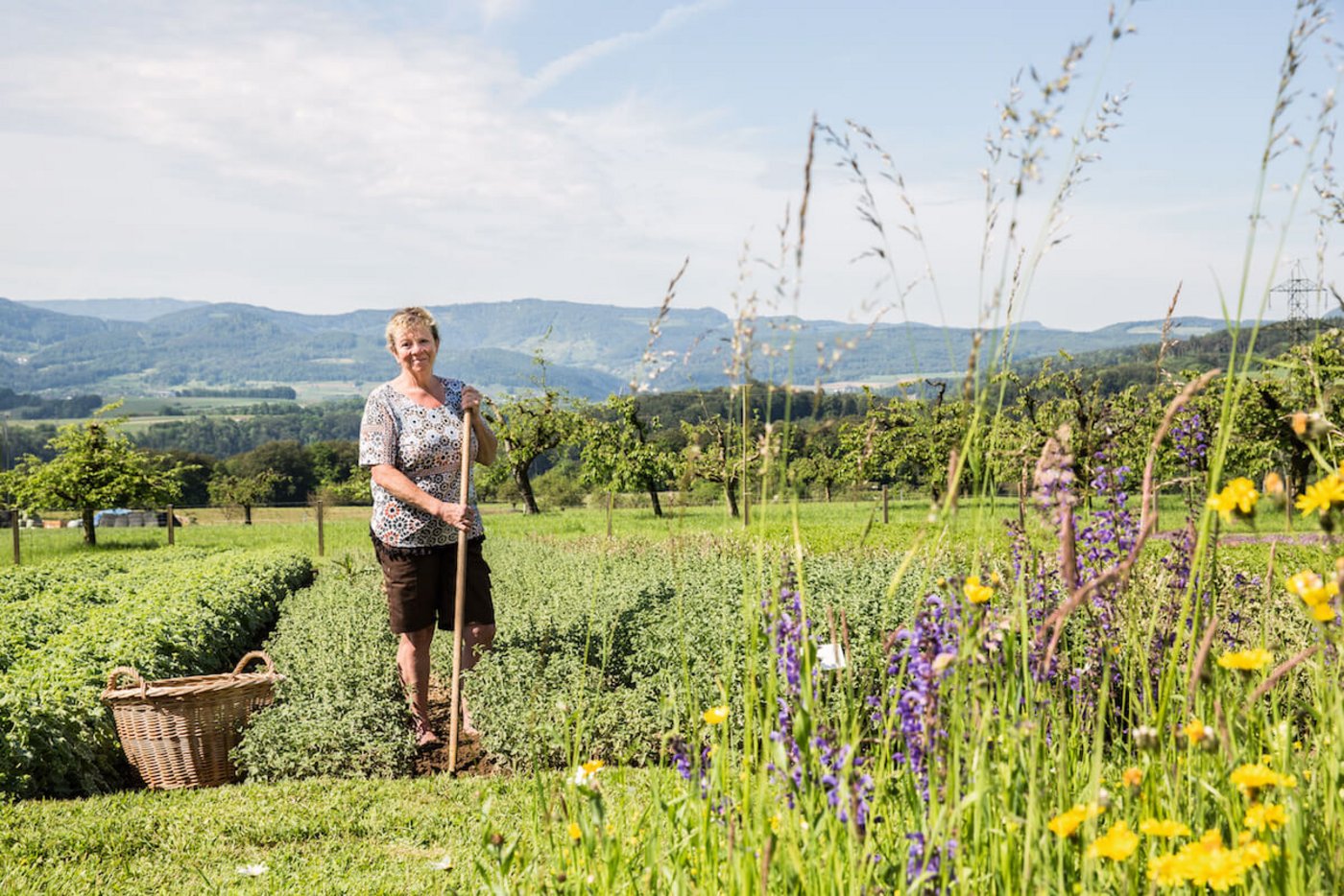 Vroni Guggisberg gärtnert am liebsten barfuss. (Foto: Monika Flückiger)