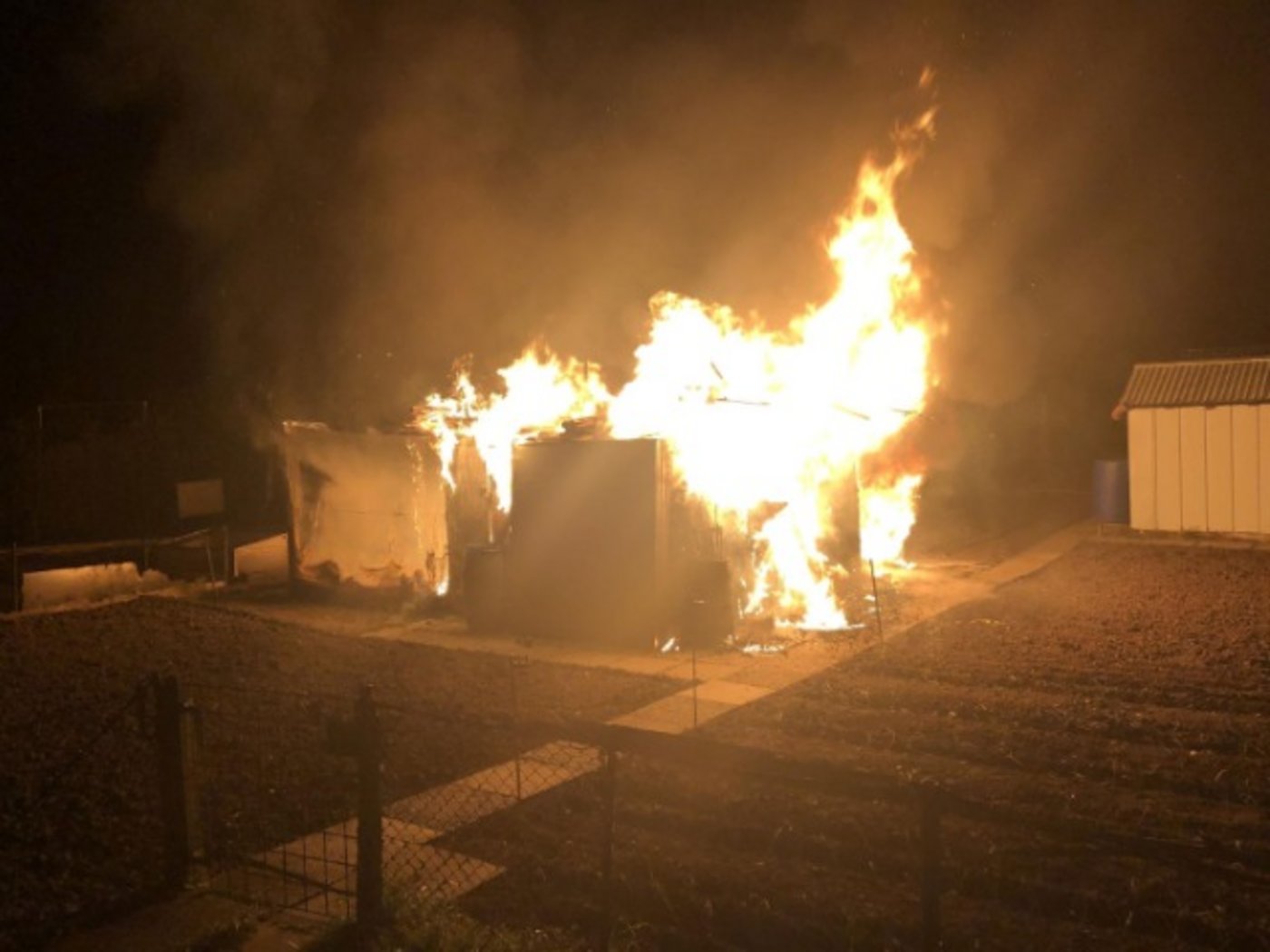 Zwar rückte die Feuerwehr schnell an, das Gebäude und die Hühner konnten aber nicht mehr gerettet werden. (Bild Kapo BL)