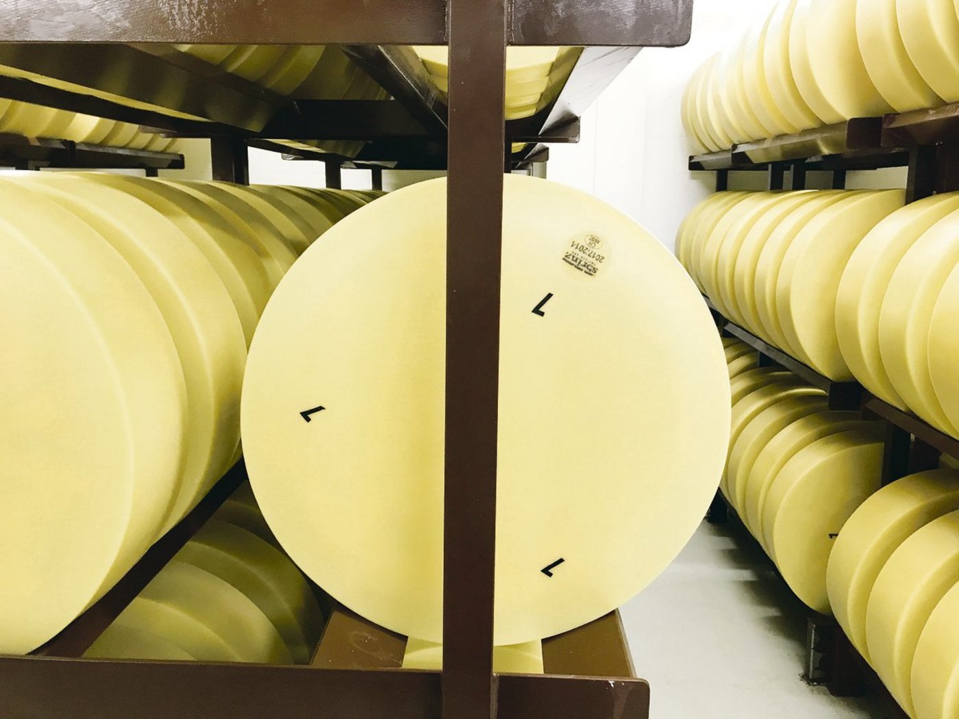 Sbrinz-Käse ist beliebt: Das Verbot von Melkrobotern soll bis auf Weiteres beibehalten werden.(Bild akr)