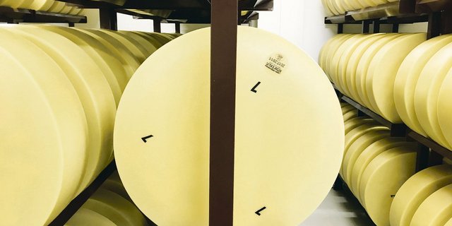 Sbrinz-Käse ist beliebt: Das Verbot von Melkrobotern soll bis auf Weiteres beibehalten werden.(Bild akr)