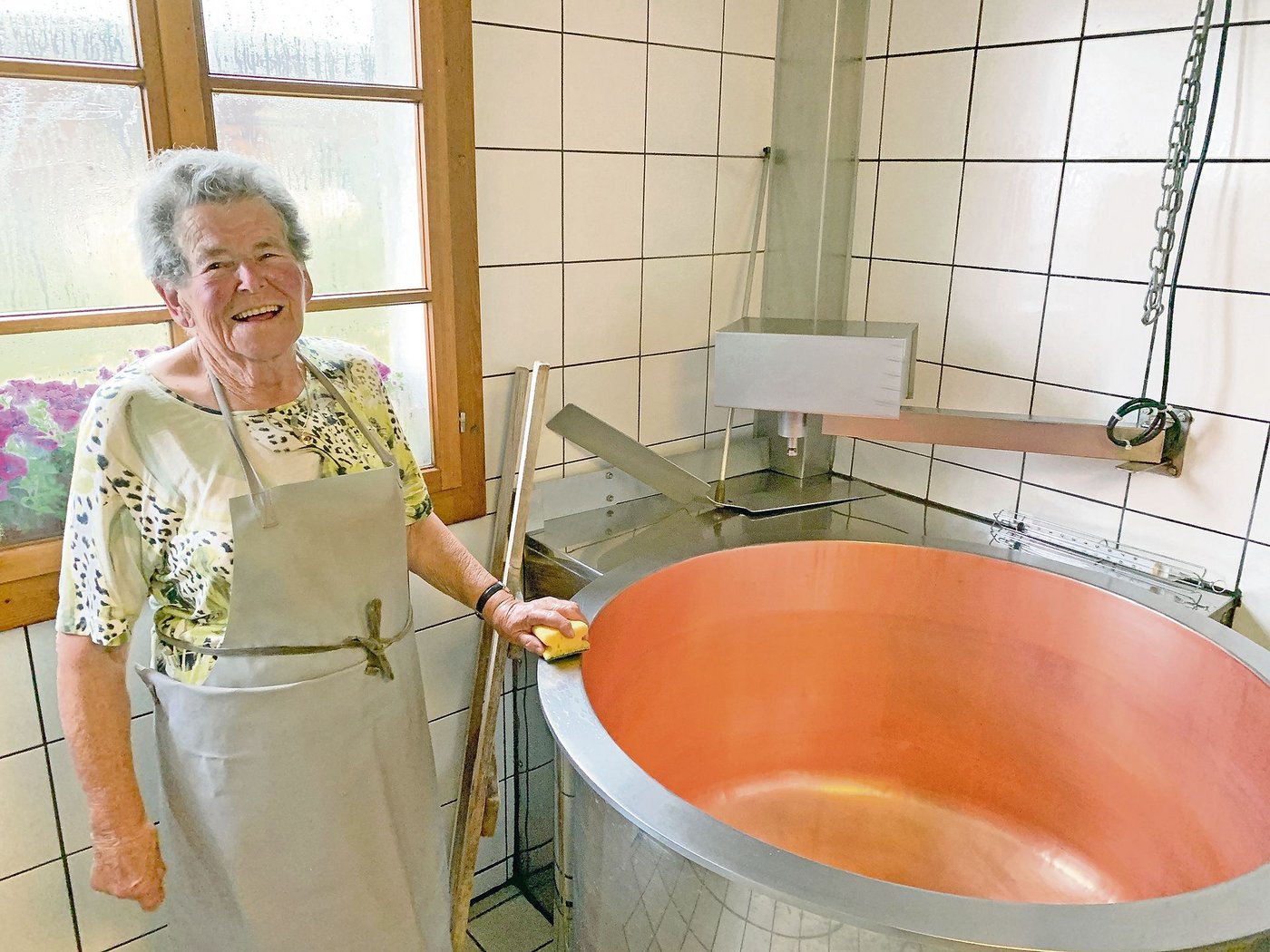 Täglich reinigt Anni Gisler das Kessi in der modern eingerichteten Alpkäserei.