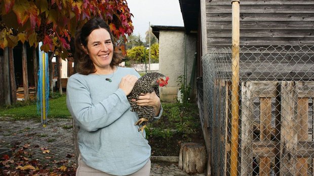 Seit Kurzem hält Christine Bleuler drei handzahme Hühner. Auch ihr Beruf als Lastwagenfahrerin und die Freunde geben der Schaffhauserin nach der Scheidung Kraft.