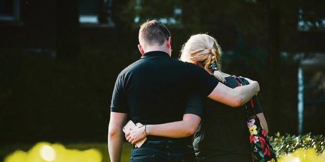 Wer das Gefühl hat, ein nahestehender Mensch habe mehr als nur ein vorübergehendes Leistungstief, sollte die Person darauf ansprechen.(Bild Pexels Foto)