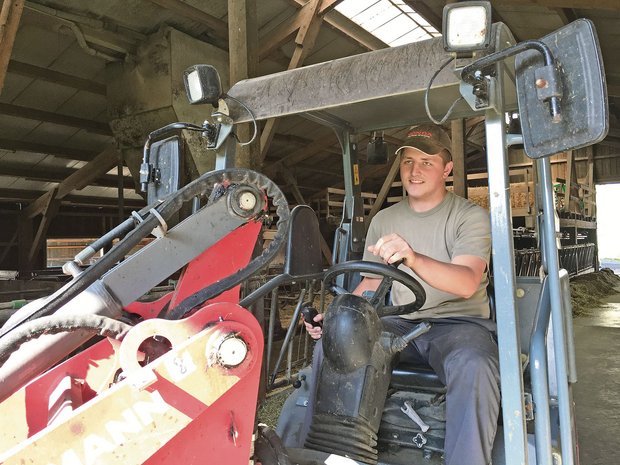 Schulstart: Hoch mit dem Zeigefinger während der Ausbildung Ivan Heller mit dem Hoflader im Milchviehstall. Er blieb noch ein paar Wochen länger auf seinem Lehrbetrieb, um beim Stallumbau mitzuwirken. (Bild Armin Emmenegger)