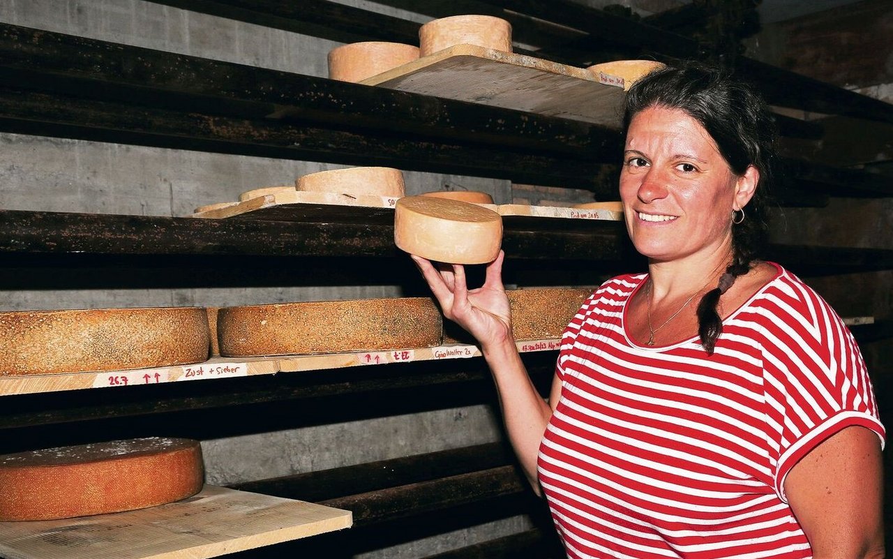 Einen Teil der eigenen Milch verarbeitet Amy Baumann zu Käse. 