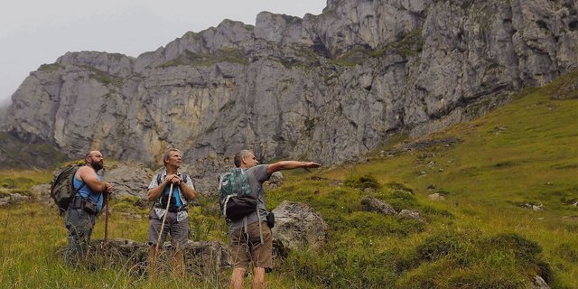 Älpler Heinz Gwerder, Theo Pfyl von der landwirtschaftlichen Beratung und Herdenschutzspezialist Cornel Werder (v. l. n. r.) beraten über Massnahmen bei einer Zutrittsmöglichkeit vom Wolf.