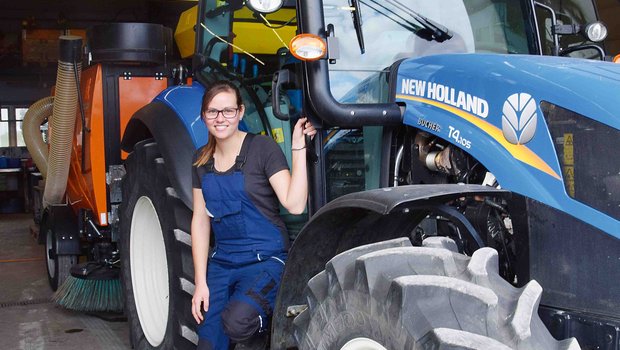 Traktoren und grosse Maschinen, aber nicht nur: Ursina Ritter lernt auch Kleingeräte wie Motorsägen zu reparieren. (Bild jw)