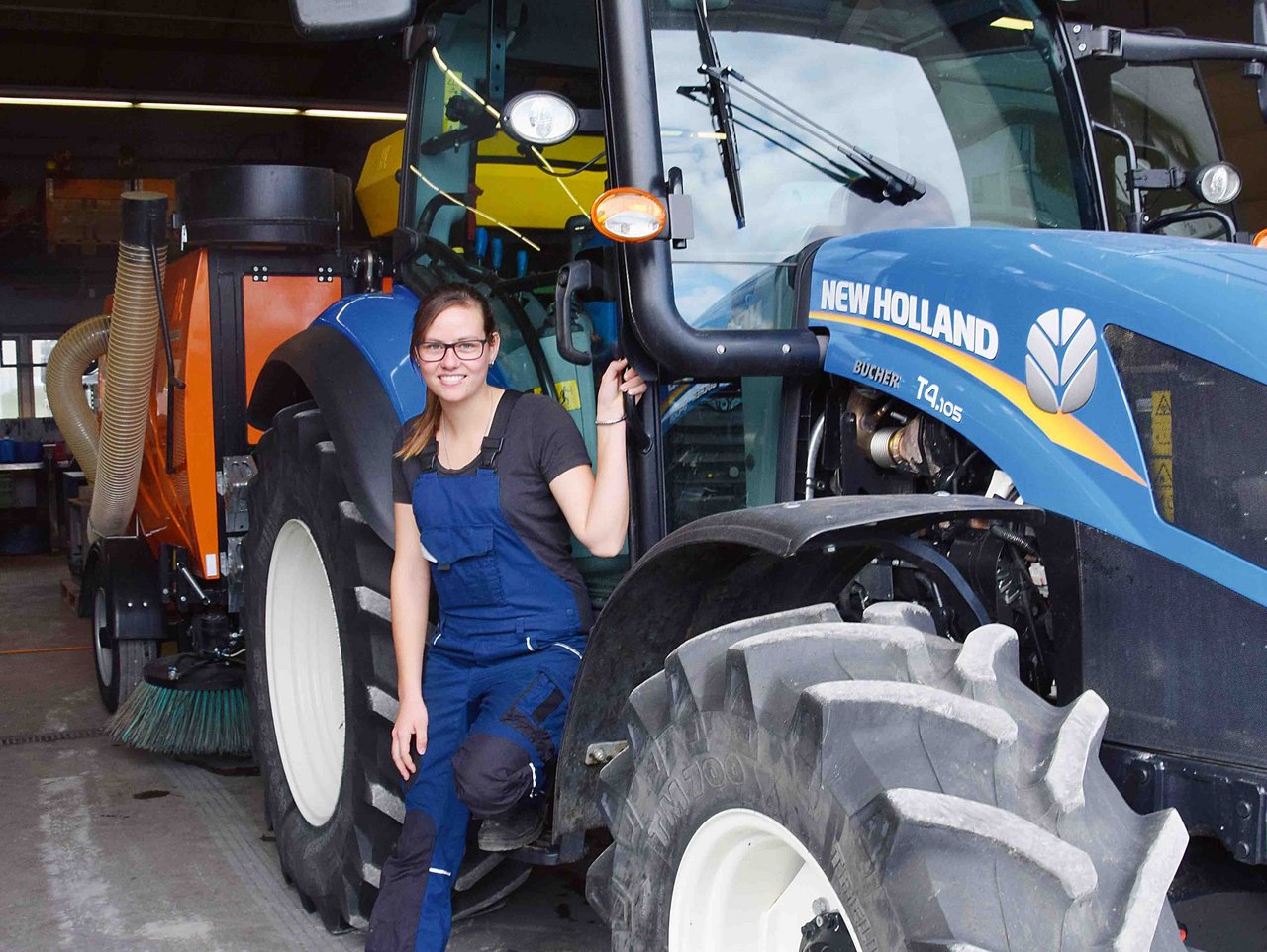 Traktoren und grosse Maschinen, aber nicht nur: Ursina Ritter lernt auch Kleingeräte wie Motorsägen zu reparieren. (Bild jw)