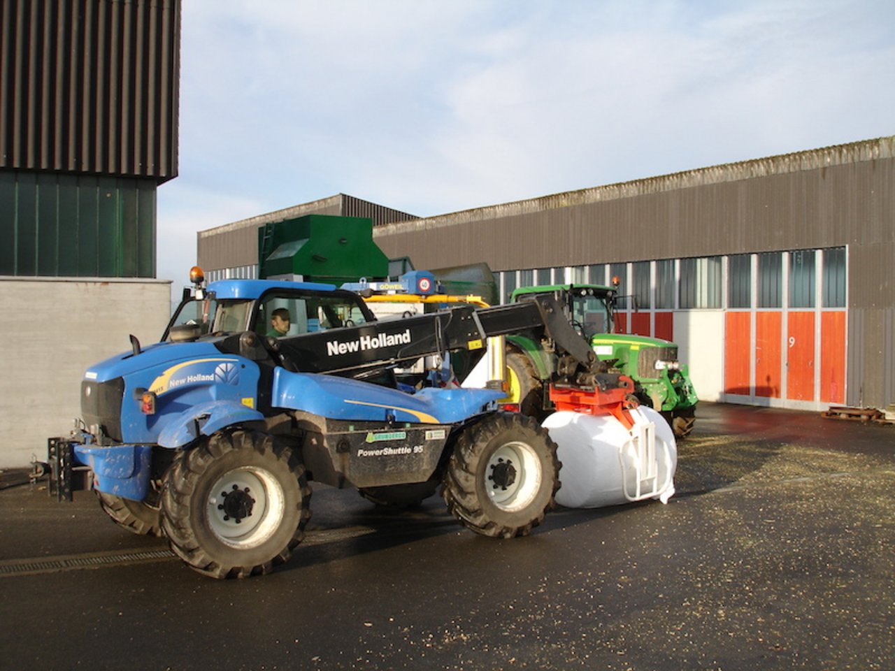 Teleskoplader zu fahren birgt viele Gefahren. Daher brauchen alle Angestellten, die einen solchen bedienen, eine Prüfung. (Bild Markus Wey, BBZN Hohenrain) 