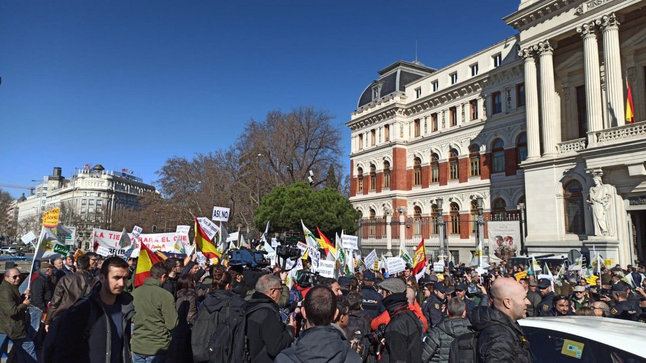 Hunderte von Landwirten und Viehzüchtern versammelten sich am Mittwoch vor den Toren des Landwirtschaftsministeriums in Madrid, um einen "fairen Preis" für Lebensmittel zu fordern. (Bild Twitter PdPolitica)
