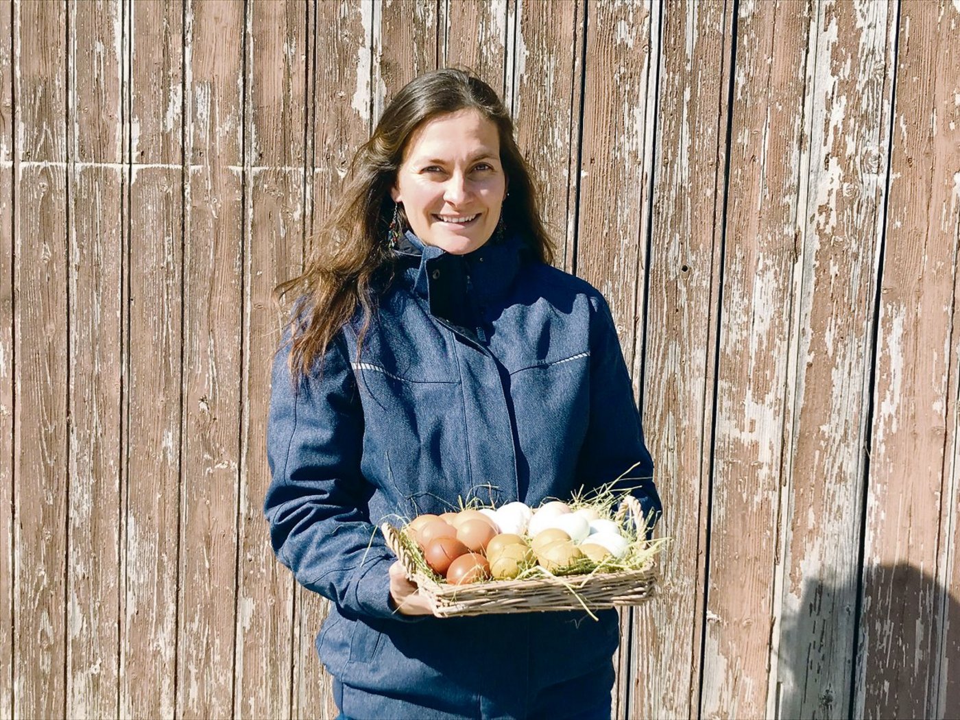 Vreni Spitz hat sich eine bunte Hühnerschar zusammengestellt. In Zukunft würde sie die Eier gerne auch vermarkten.(Bild Alexandra Stückelberger)