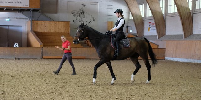 Beim letzten Training vor der Brevetprüfung erhält Anja noch die letzten Tipps und Tricks von NPZ-Reitlehrerin Lea Städler. (Bilder zVg/NPZ)