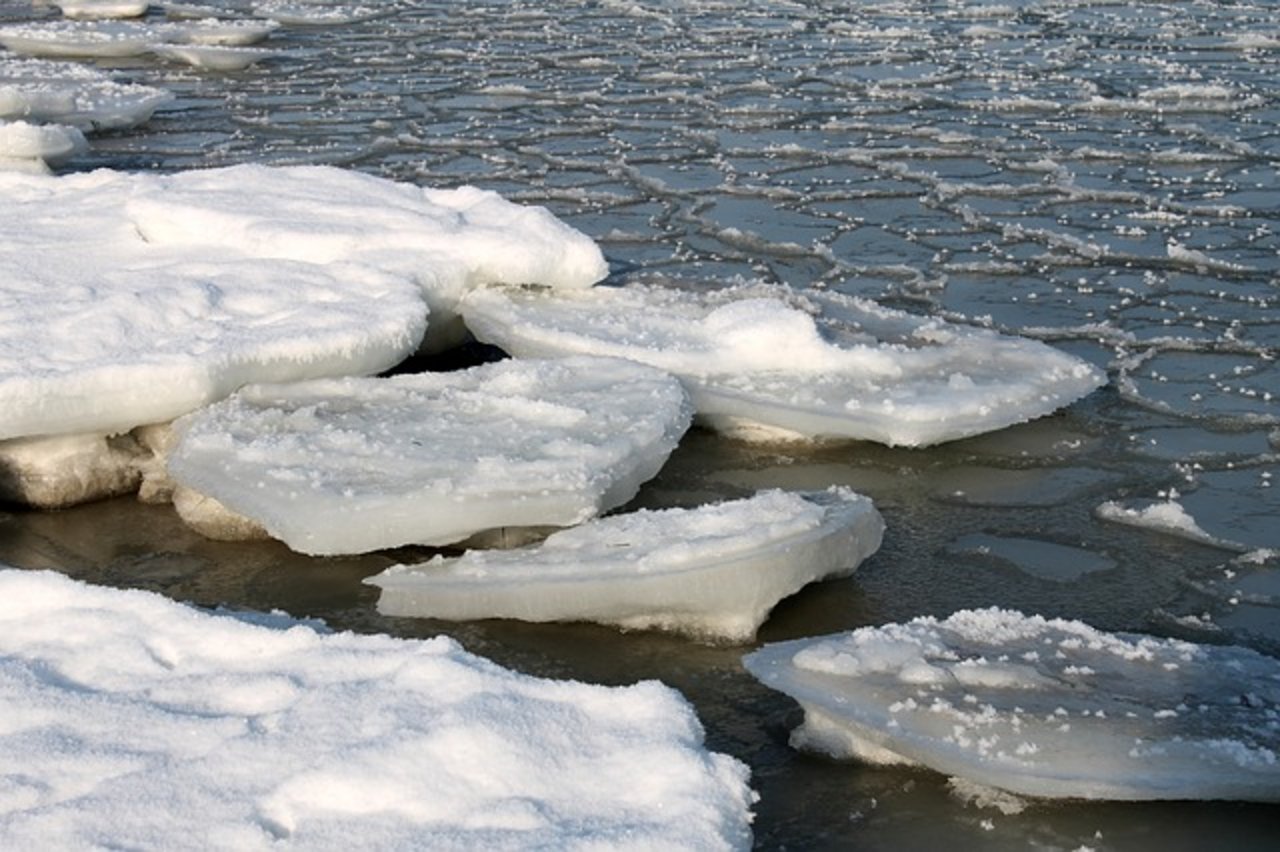 Die Eisschollen hinderten die Fischer daran, ans Land zurückzufahren. (Bild pixabay)
