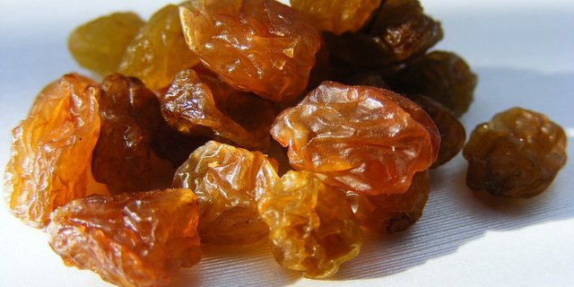 Rosinen sind getrocknete Trauben. Im Ausland, wo Rosinen im grossen Stil produziert werden, trocknet man sie draussen. (Bild byrev/Pixabay)