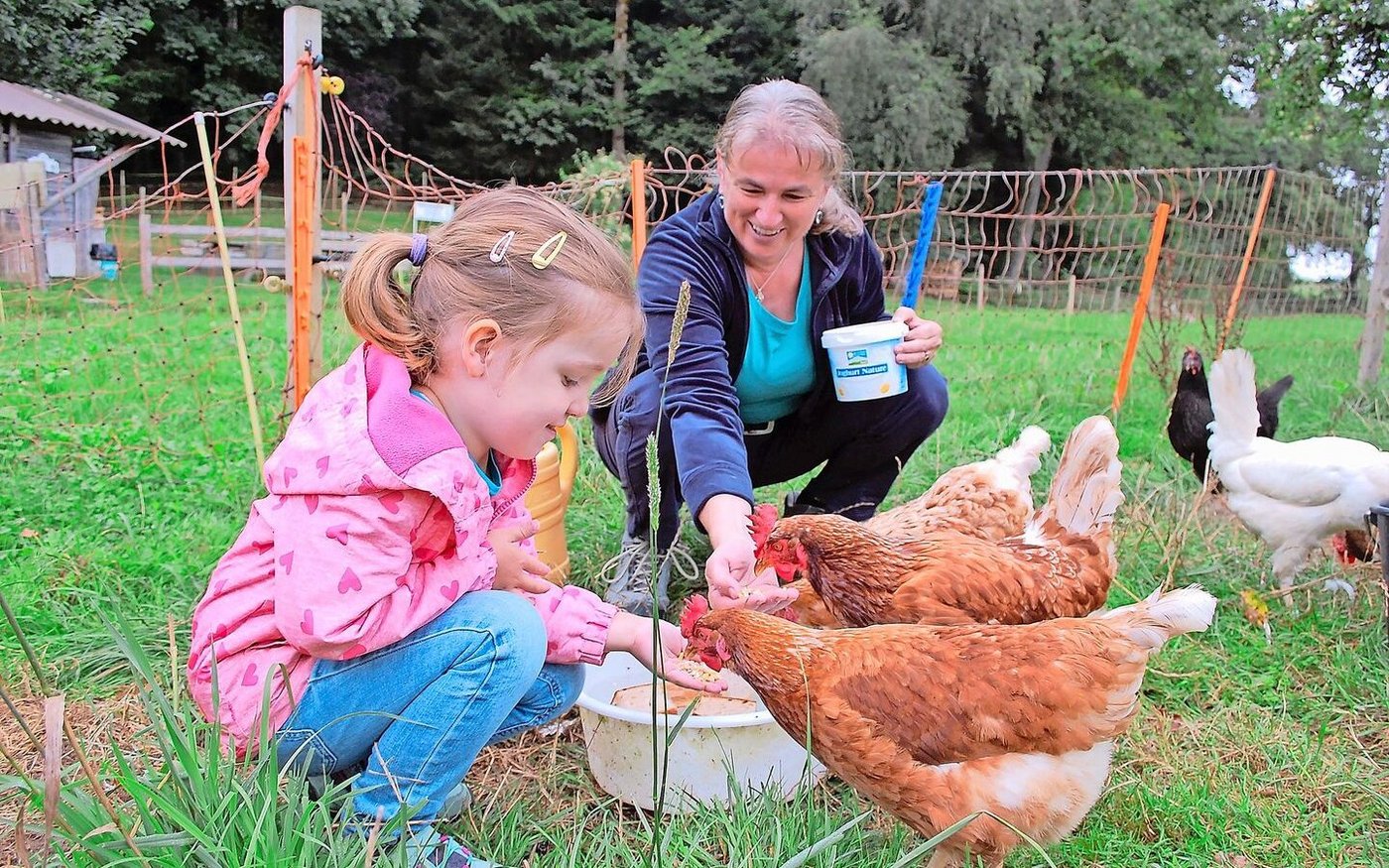 Jana lernt bei Marylène Kammermann Basiswissen und Zusammenhänge rund ums Thema «Vom Ei zum Huhn». 