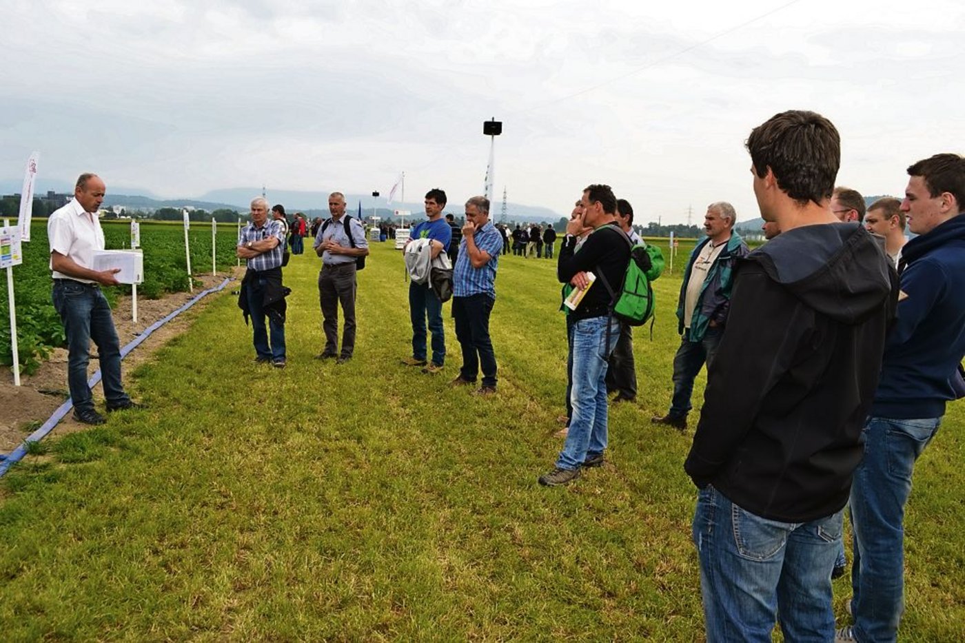 Franz Marolf (links) gibt interessante Tipps über den Kartoffelanbau an eine Gruppe weiter.