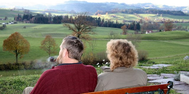 Damit sich Bäuerin und Bauer in ihrer engen Zusammenarbeit wohl fühlen, hilft reden und gemeinsam organisieren. Zum Beispiel auf dem Fürabe-Bänkli. (Bild Agnes Schneider Wermelinger)