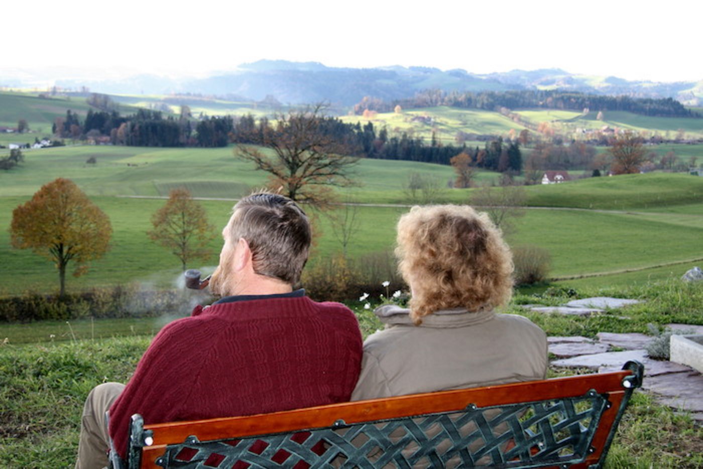 Damit sich Bäuerin und Bauer in ihrer engen Zusammenarbeit wohl fühlen, hilft reden und gemeinsam organisieren. Zum Beispiel auf dem Fürabe-Bänkli. (Bild Agnes Schneider Wermelinger)