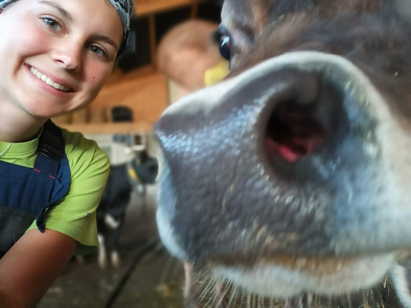 Hélène Vallotton absolviert ihr zweites Lehrjahr zur Landwirtin EFZ auf dem Milchwirtschaftsbetrieb in Moiry. (Bild H. Vallotton) 