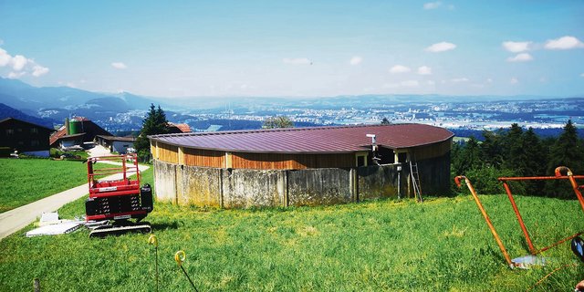 Das fertig gedeckte Silo mit den braunen gedämmten Sandwich-Paneelen bei Jörg Gabriel, Ebrüti, Ebikon. (Bild Erni AG)