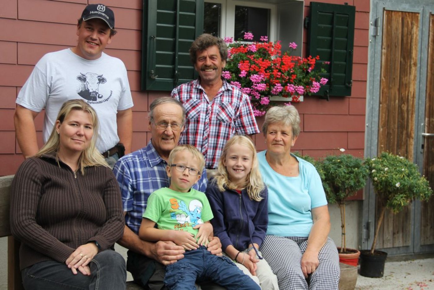 Vorne: Karin Küpfer, Grossvater Fritz Küpfer mit Pascal Küpfer auf den Knien, Sara Küpfer und Grossmutter Alice Küpfer (v.l.n.r). Hinten: Martin Küpfer (links) und Markus Mühlebach. 
