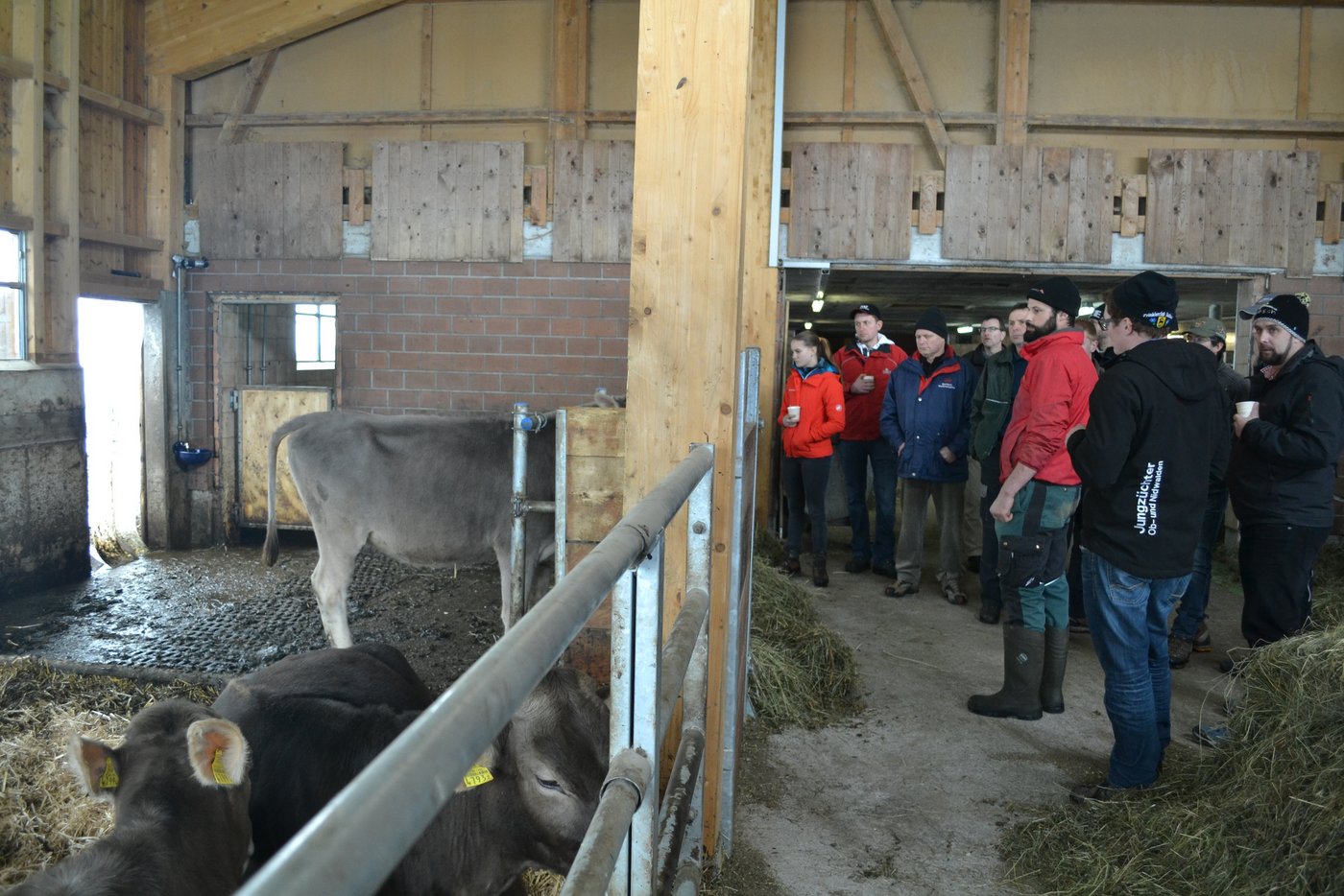 Kaspar Scheuber (mit Stiefeln) ist gelernter Maurer und machte beim Umbau viele Eigenleistungen.