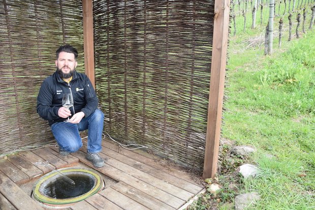 Michele Bono, Betriebsleiter Rebbau und Trotte am Strickhof, beim Öffnen der Weinamphore. Diese ist im Boden vergraben und war luftdicht verschlossen. (Bild et)