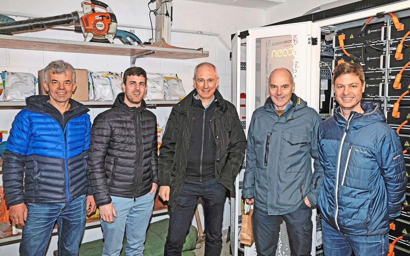 Peter Metzger, Esra Müdesbacher, Christian Wolf, Peter Schweizer und Urs Zahnd (v.l.n.r) informierten über das neue Stromgesetz, Auswirkungen auf die Solarproduktion und über Batteriespeicher. 