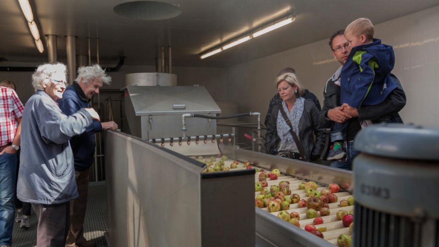 Am öffentlichen Rundgang in der Mosterei Oberaach lernten Jung und Alt, wie der Apfel zu Saft verarbeitet wird. (Bilder Ramseier/zVg)