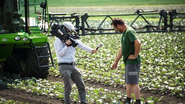 Pascal Occhini (rechts) erklärt einem Journalisten, was es mit dem Einsatz von Pflanzenschutzmittel auf sich hat. (Bild hja)