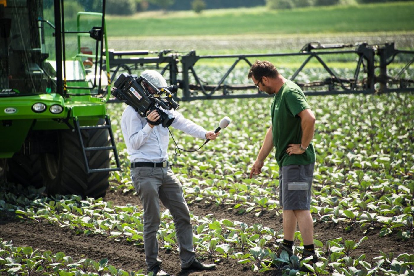 Pascal Occhini (rechts) erklärt einem Journalisten, was es mit dem Einsatz von Pflanzenschutzmittel auf sich hat. (Bild hja)