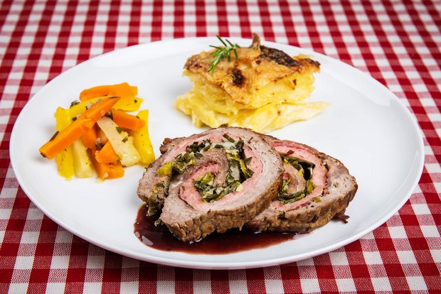 Landfrauenküche 2019: Das Hauptgericht von Astrid Murpf-Schöpfer Rindsrollbraten vom Tuxerrind an Rotweinsauce, Kartoffelgratin und farbige Rüebli. (Bild SRF/ Ueli Christoffel)