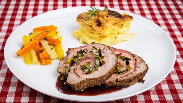 Landfrauenküche 2019: Das Hauptgericht von Astrid Murpf-Schöpfer Rindsrollbraten vom Tuxerrind an Rotweinsauce, Kartoffelgratin und farbige Rüebli. (Bild SRF/ Ueli Christoffel)